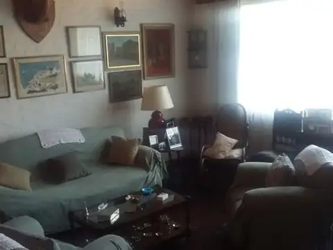 EN UNA MUY BUENA UBICACIÓN, MUY BUEN CHALET IDEAL PARA 2 FAMILIAS CON GRAN TERRENO