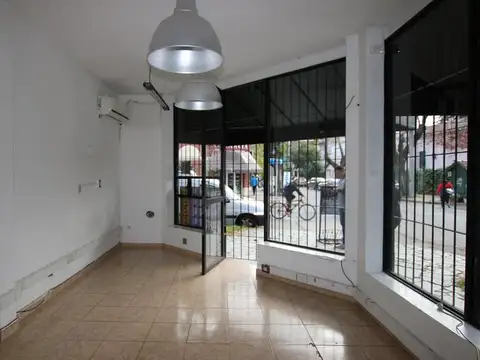 Local  a la calle en zona comercial - Martínez