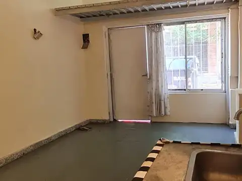 Sin expensas, ideal depósito, retiro de mercadería, paquetería, showroom.