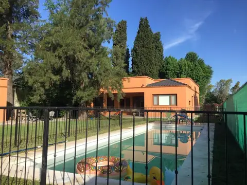 Venta casa Barrio con portón  - Bella Vista