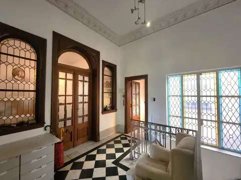 Casa 10 ambientes con 2 baños