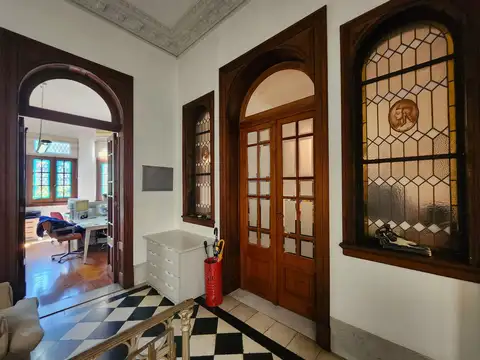 Venta de casa con 4 dormitorios dependencias y terraza en Oroño y Urquiza