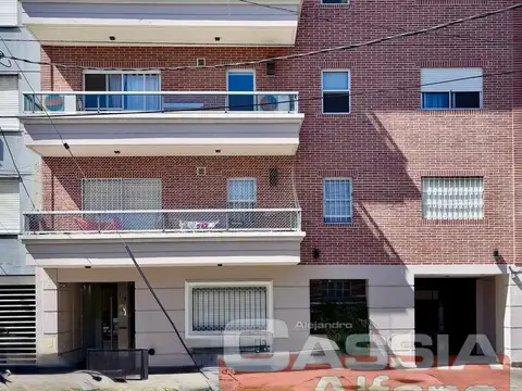 DEPARTAMENTO MONO AMBIENTE SUPER AMPLIO Y LUMINOSO CON BALCON Y COCHERA