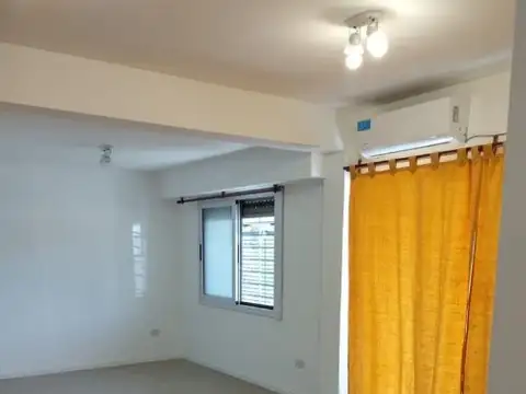 EXCELENTE MONOAMBIENTE AL FRENTE MUY AMPLIO CON COCHERA A 50  METROS DE LA ESTACIÓN CASTELAR