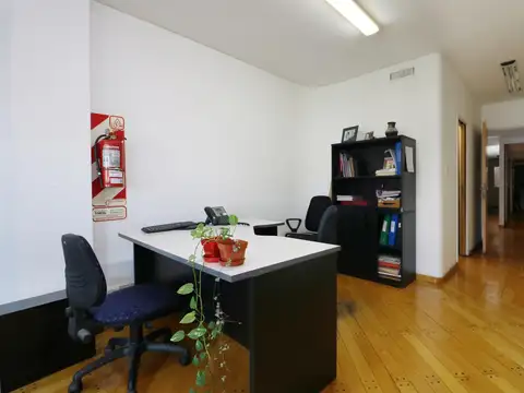 VENTA OFICINA  EN MONSERRAT - PISO ALTO - VISTA ABIERTA - APTO CREDITO Y PERMUTA