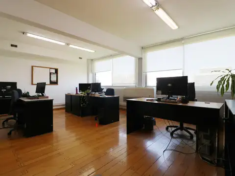 VENTA OFICINA  EN MONSERRAT - PISO ALTO - VISTA ABIERTA - APTO CREDITO Y PERMUTA