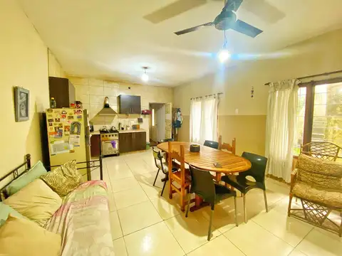 Casa 7 ambientes con 2 baños