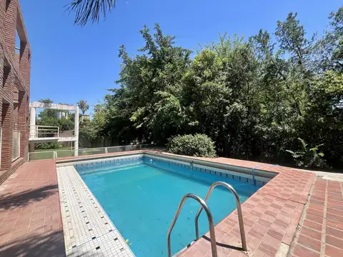 Casa 10 ambientes con 2 baños