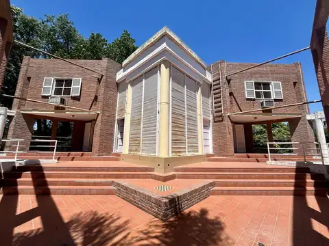 Casa en venta con pileta en Funes