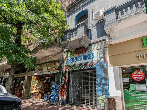 Importante PH en venta con local sobre Av comercial