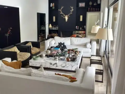 Casa en Venta con 4 cocheras