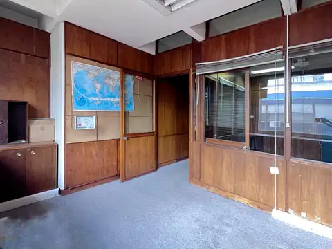 Oficina 8 ambientes con 1 baño