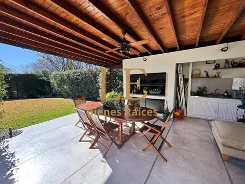 Casa 5 ambientes con 3 baños