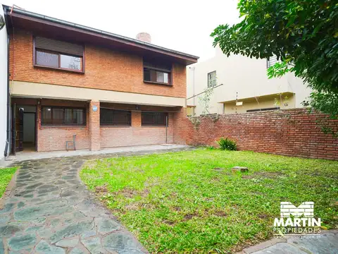 Casa en venta en Martínez 4 ambientes baño y toilette, jardín y cochera. Cerca Unicenter.