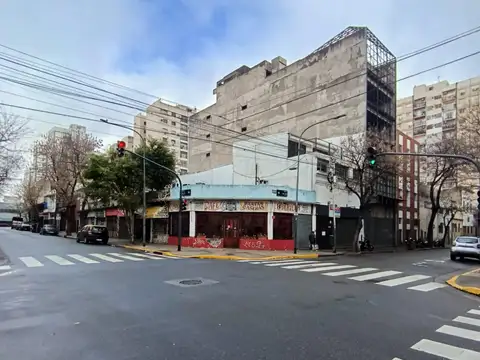 Ocho locales con subsuelo en Balvanera. Moreno esquina Matheu.