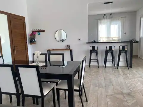 Casa 4 ambientes con 2 baños