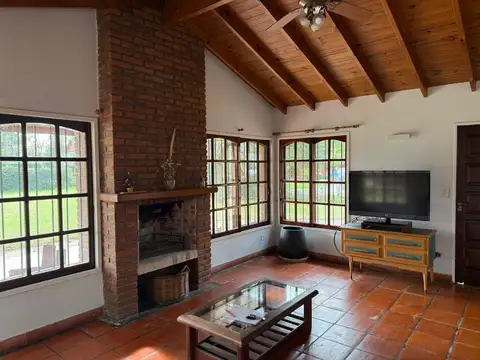 Casa 5 ambientes con 2 baños