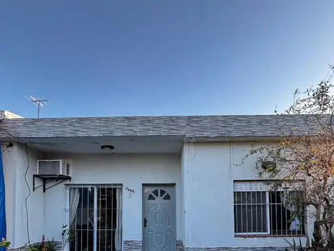 CÓMODA CASA AMERICANA EN GUTIÉRREZ U$S 74.900.-