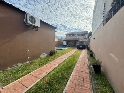 Casa en Venta con 3 cocheras