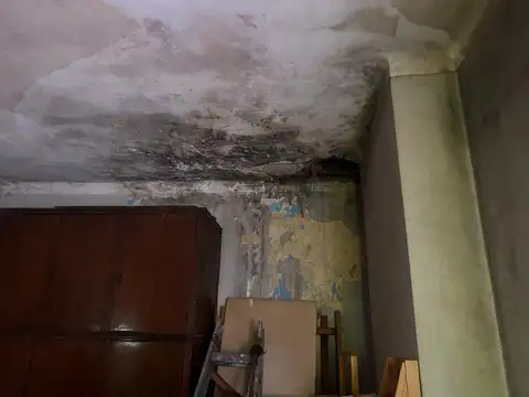 EN VENTA EN MERLO VIVIENDA DE 3 AMBIENTES A REFACCIONAR CON TEJAS COLONIALES, COCHERA - FICHA 10097