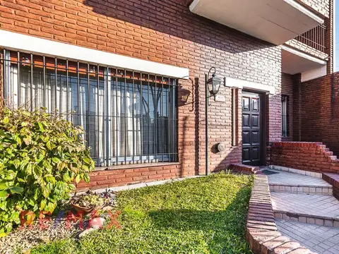 VENTA CASA 4 AMBIENTES CIUDADELA JARDIN COCHERA