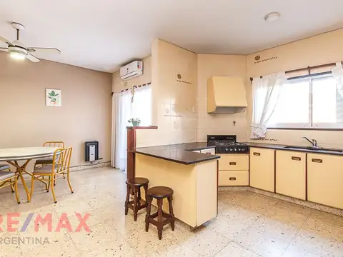 VENTA CASA 4 AMBIENTES CIUDADELA JARDIN COCHERA