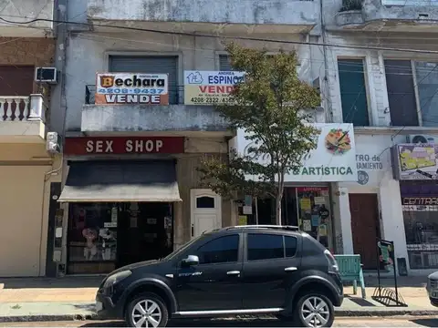 AMPLIO Y EXCELENTE TIPO CASA SOBRE AV. GALICIA