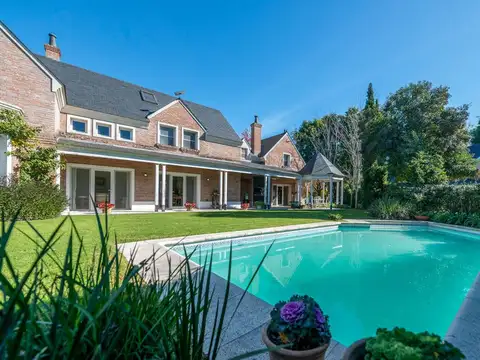 CASA 9 AMBIENTES BARRIO PRIVADO SAN JORGE