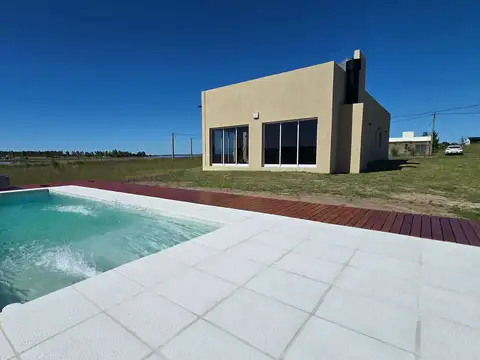 Casa 3 ambientes con 2 baños