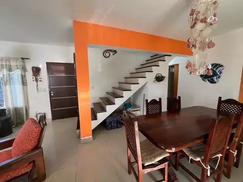 Casa 4 ambientes con 2 baños
