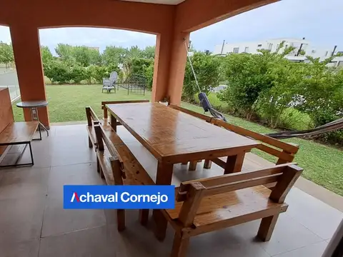 Casa 4 ambientes con 2 baños