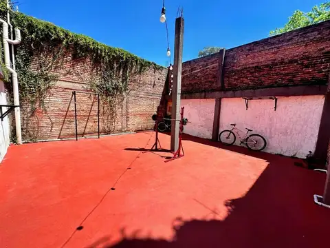 Local semi céntrico con vivienda.