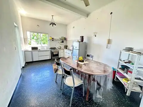 Local semi céntrico con vivienda.