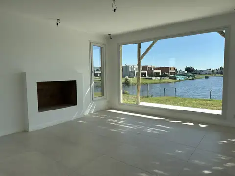 Casa en Venta con 3 cocheras