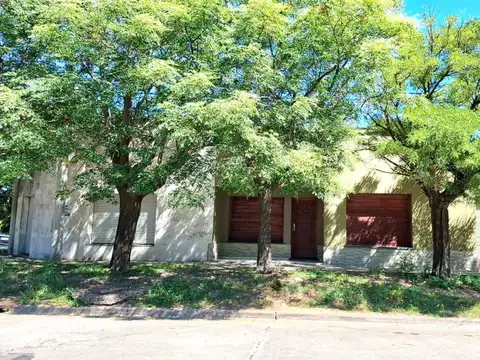 CASA EN VENTA PEHUAJO CON LOCAL COMERCIAL Y PATIO