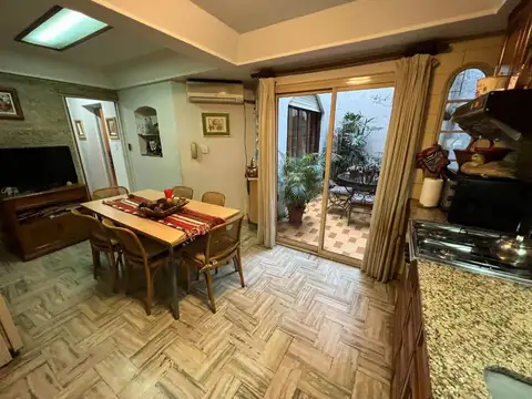 Casa 6 ambientes con 2 baños