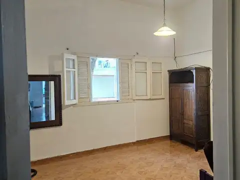 Casa 10 ambientes con 2 baños