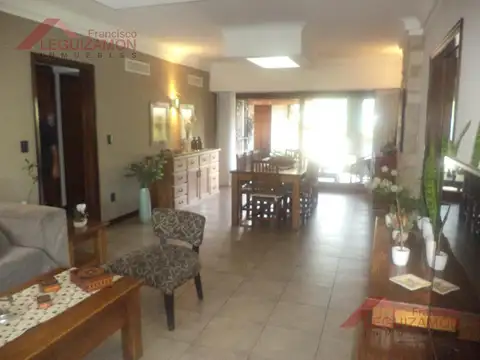 Casa en Venta con 2 cocheras