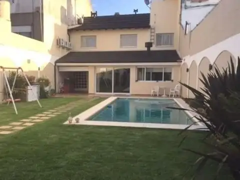 Casa en Venta con 3 cocheras