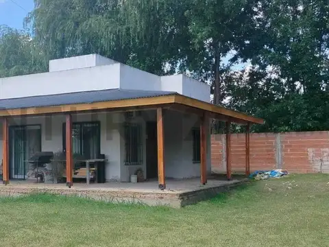 Casa con parque en venta. 2 dormitorios. Brandsen.