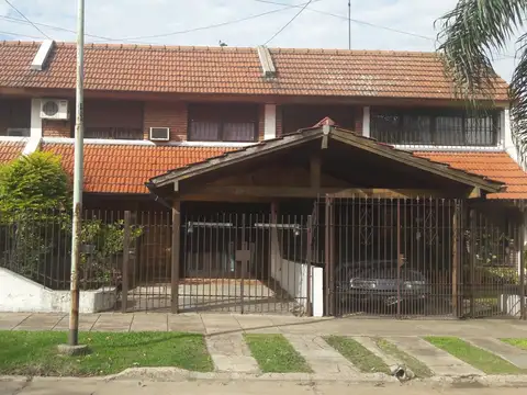 CHALET EN DUPLEX  PH. DE 4 DORMITORIOS CON GARAGE , FONDO LIBRE Y QUINCHO  EN EXCELENTE UBICACION