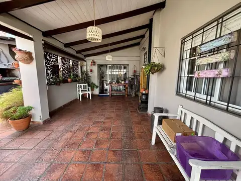 VENTA CASA 3 AMB CON COCHERA Y JARDIN BERNAL
