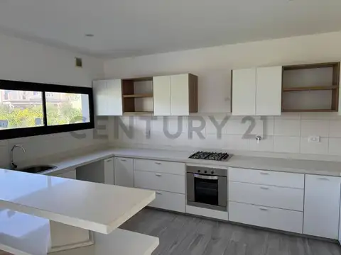 CASA  VENTA  6 AMB. 4 HAB. C/ESCRITORIO CONSTRUIDA EN DOS PLANTAS, BARRIO SAN PABLO, PILAR