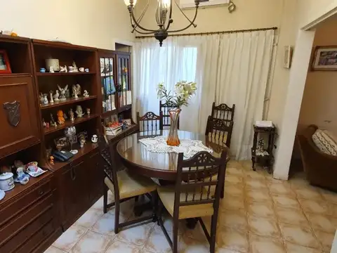 CASA 3 AMB CON JARDIN AL FRENTE Y GARAJE