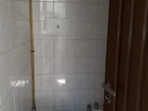 LOCAL EN VTA 60 M2 CON DIVISORES TIPO CASA.- FRENTE.- CASEROS.-  EXCELENTE UBICACIÓN.-