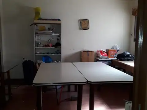 LOCAL EN VTA 60 M2 CON DIVISORES TIPO CASA.- FRENTE.- CASEROS.-  EXCELENTE UBICACIÓN.-