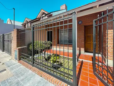 Casa 8 ambientes con 3 baños