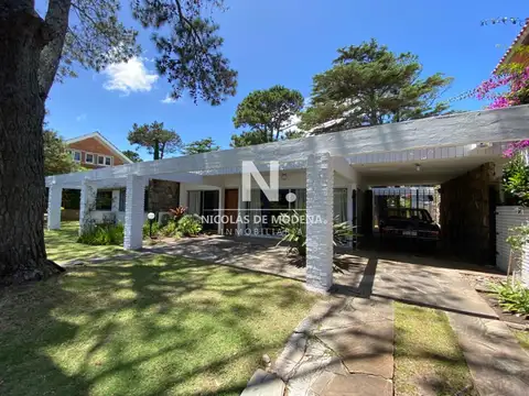 Alquila chalet de 4 dormitorios En zona residencial a metros de Playa Mansa