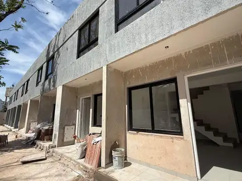 Dúplex en venta de 2 dormitorios c/ cochera en San Miguel financiado