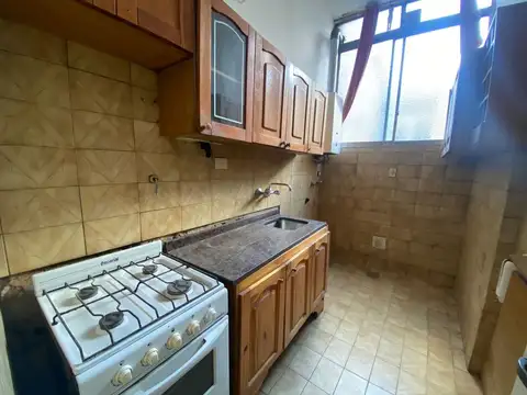 amplio y luminoso 2 amb y medio, cerca facultades y de subte